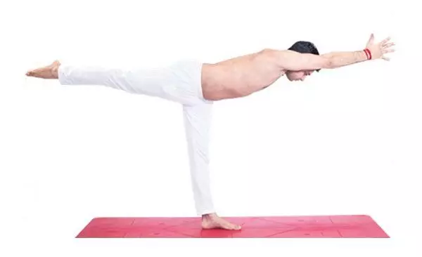 bài tập yoga nâng chân về phía sau
